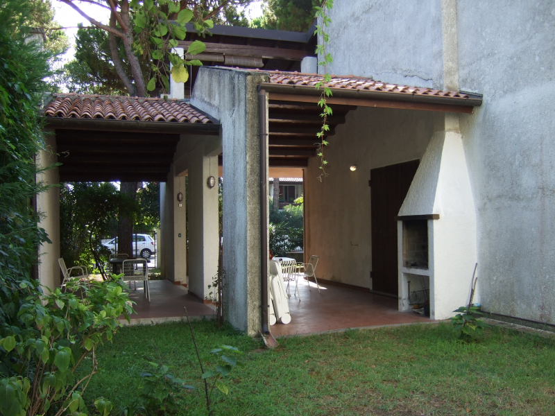 RAFFAELLO : vendesi villa bifamiliare con ampio porticato coperto per rilassanti pranzi all'aperto!!