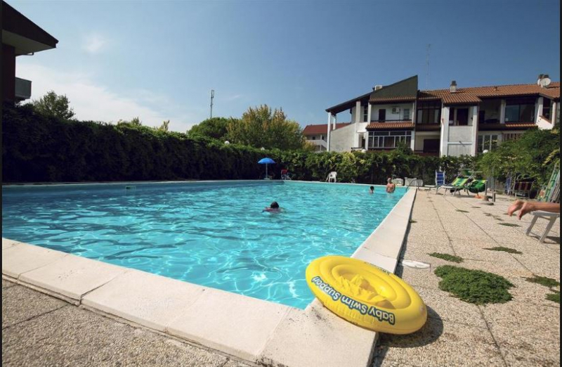  ATHENA 14: Appartamento uso vacanza in affitto al piano primo in complesso residenziale con uso di piscina - Posto auto ad uso esclusivo. Ben arredato. 